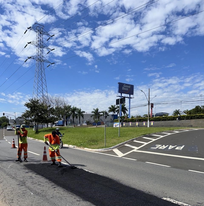 A Operação Preenchimento de Buracos Melhora as Condições das Estradas na Avenida da Emancipação