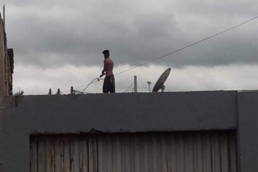 Homem em Crise Escala Telhados no Bairro Cidade Singer, Campinas