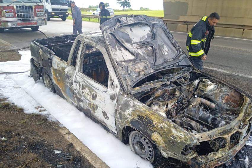 Incêndio consome veículo e danifica mais de R$ 10.000 em equipamentos de áudio automotivo na Santos Dumont