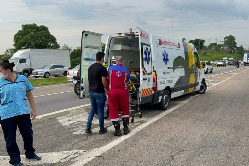 Motociclista sofre lesões graves após colisão com automóvel na Avenida Santos Dumont