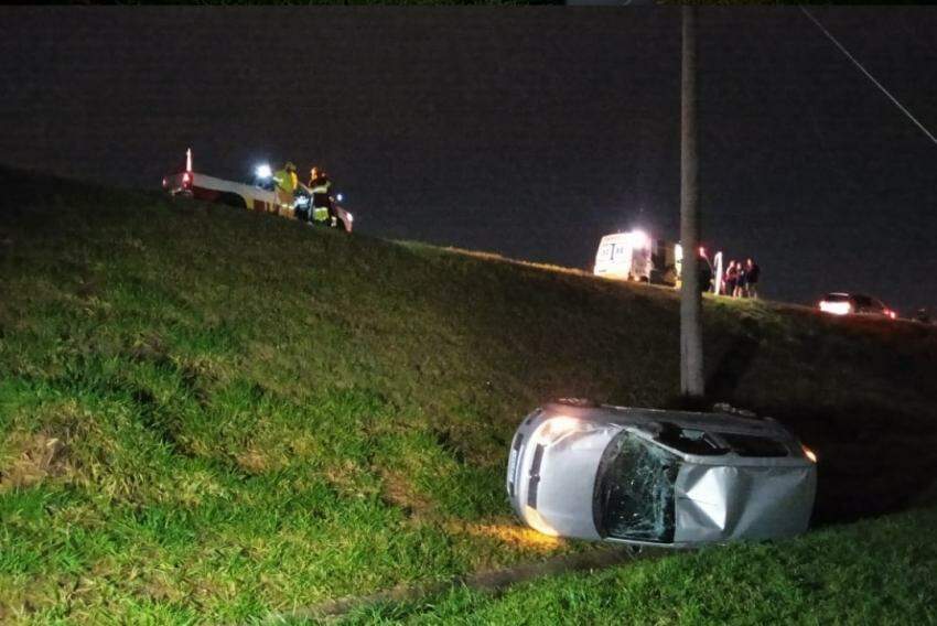 Motorista perde controle durante tempestade e carro cai em ribanceira na Rodovia Anhanguera