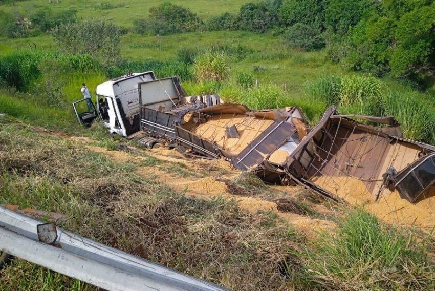 Acidente na Rodovia dos Bandeirantes - Caminhão carregado de milho capota
