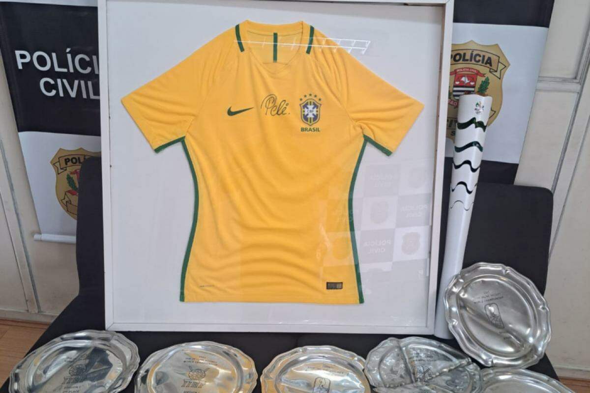 Polícia de Campinas Recupera Camisa Autografada por Pelé da Seleção Brasileira