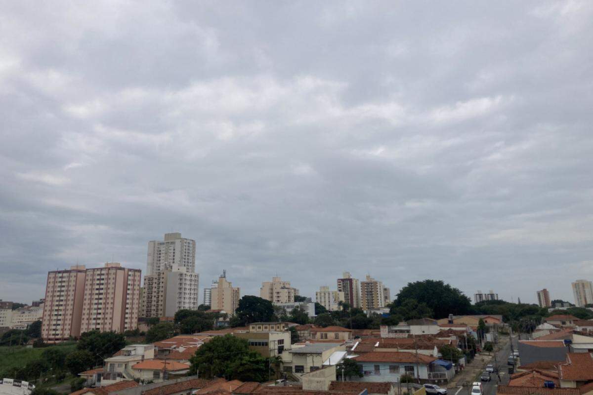 Previsão do tempo - Céu nublado e pancadas de chuva na RMC