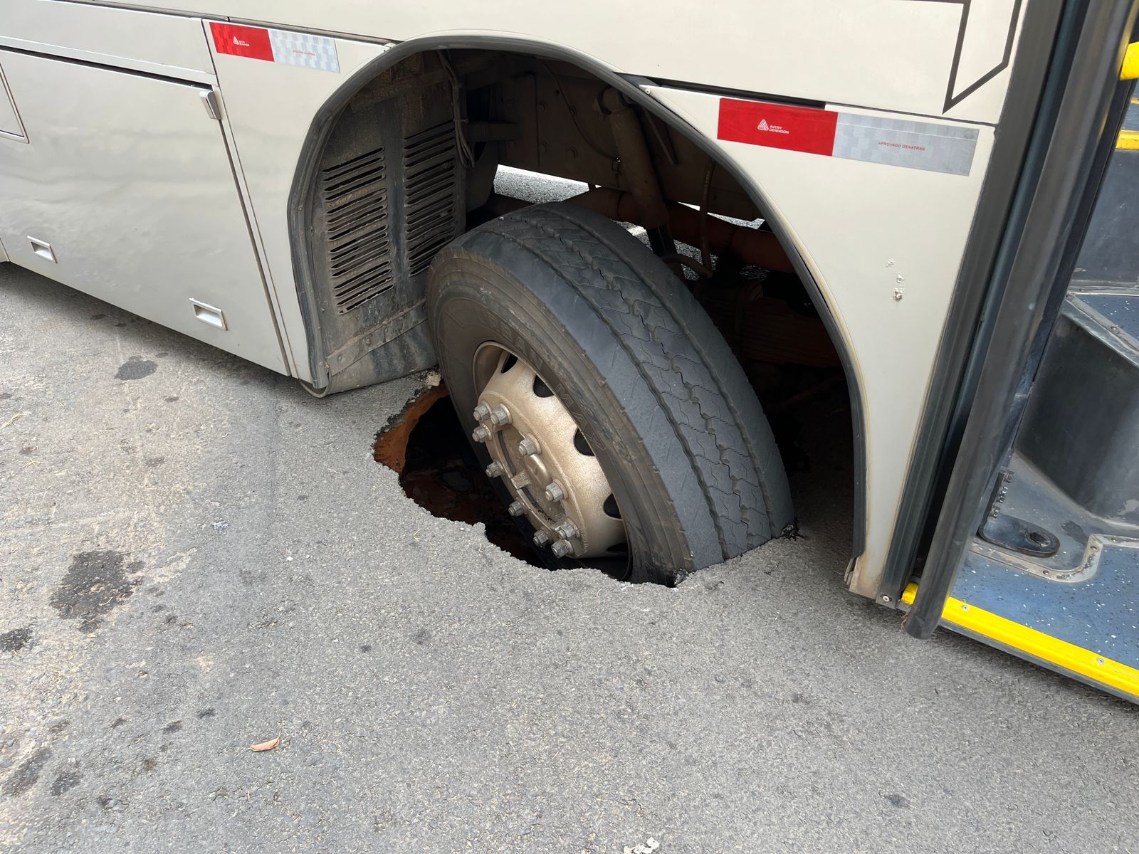 Ônibus da cidade de Hortolândia cai em buraco após construção - Uma análise detalhada