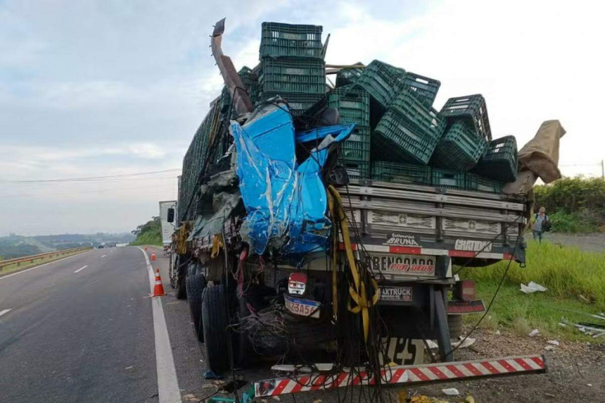 Acidente entre caminhões espalha frutas tropicais e obstrui estrada em Jaguariúna