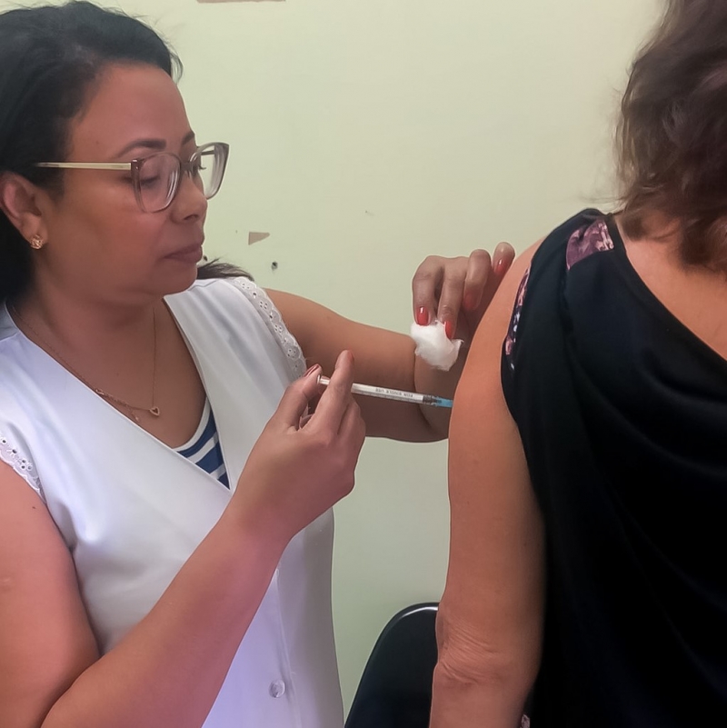 Campanha de Vacinação Contra Influenza em Hortolândia Atrai Grande Procura de Idosos