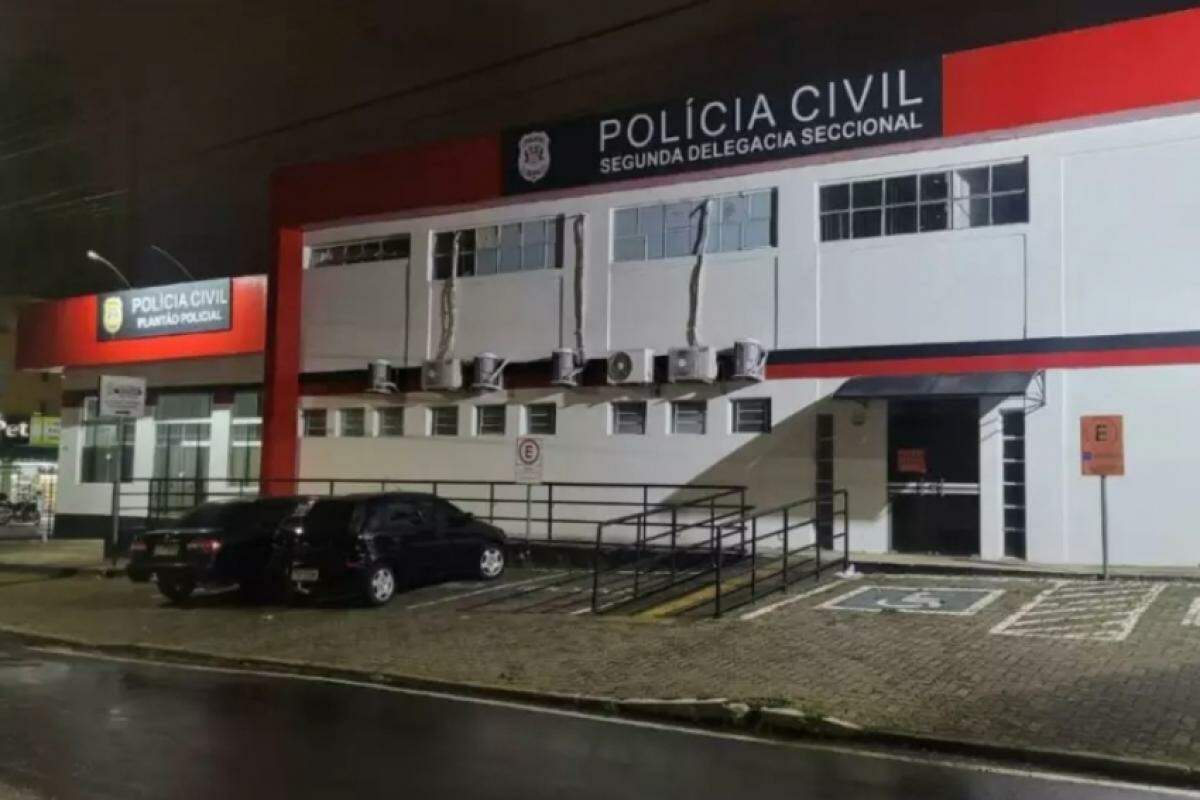 Incidente no Parque Oziel - Suspeitos arremessam carro roubado contra policial e são alvejados