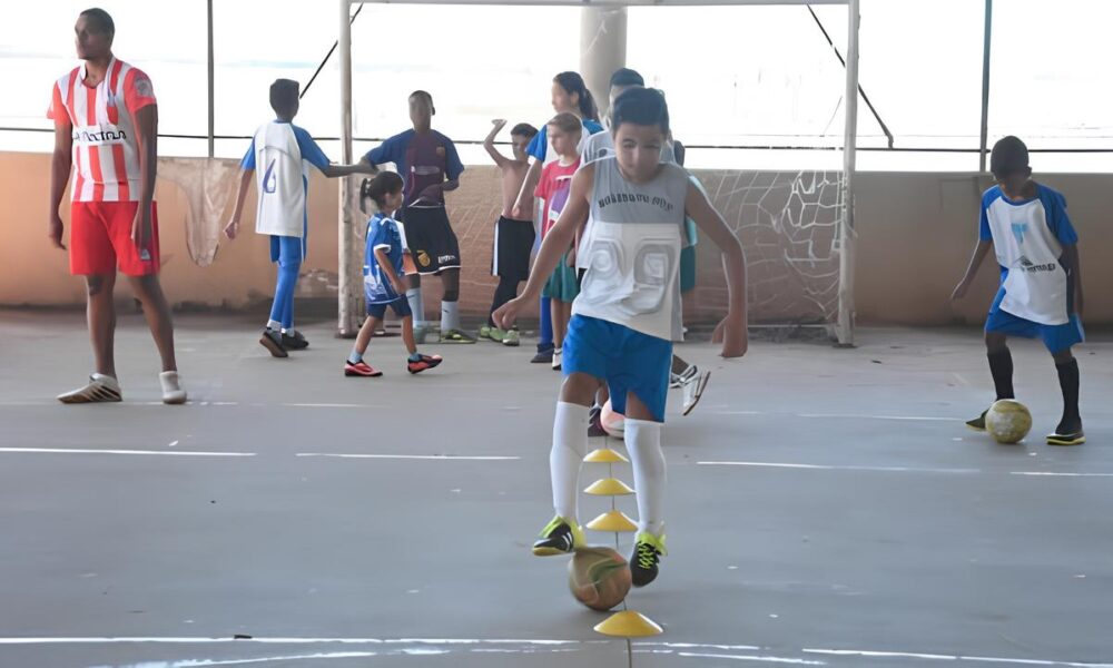 Inscreva se Agora Projeto guia Oferece Treinamento de Futsal Gratuito em Hortol ndia para Crian as e Adolescentes