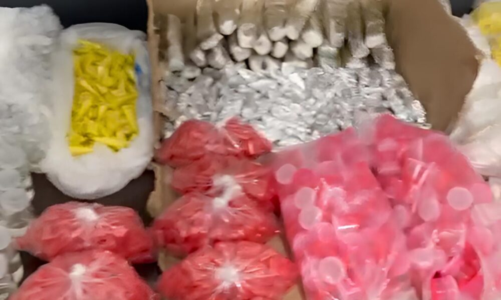 Homem Preso em Flagrante Ap s Pol cia Encontrar Mais de 3 Mil Por es de Drogas em Guarda Roupa em Hortol ndia