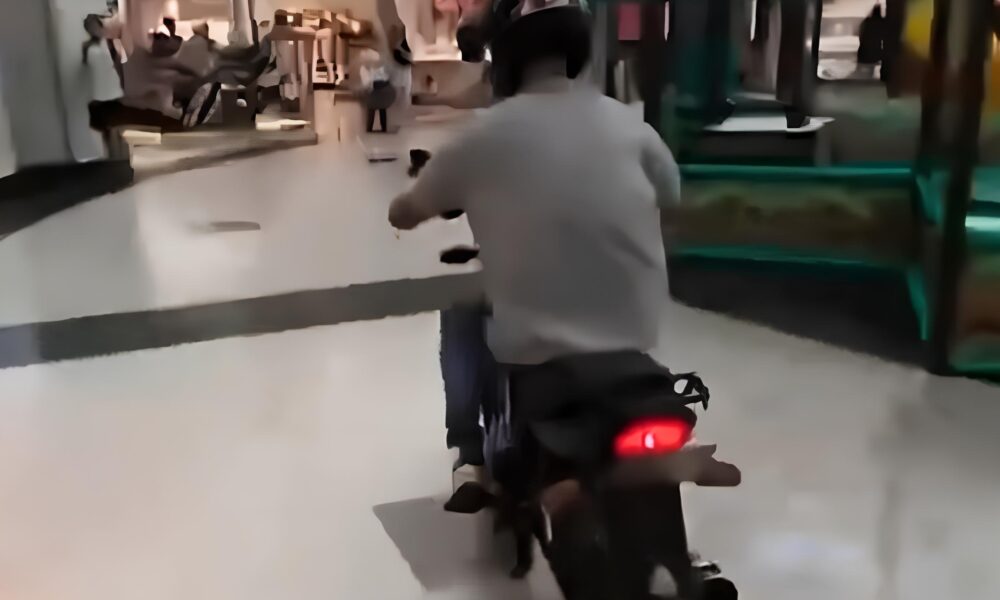 Quando o Shopping Vira Pista O Dia em que um Influenciador Transformou Corredores de Compras em uma Aventura Sobre Duas Rodas
