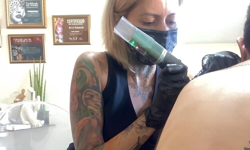 De Sumar ao Palco Global Como Tha s Fran a Est Reinventando a Arte da Tatuagem em Nova York