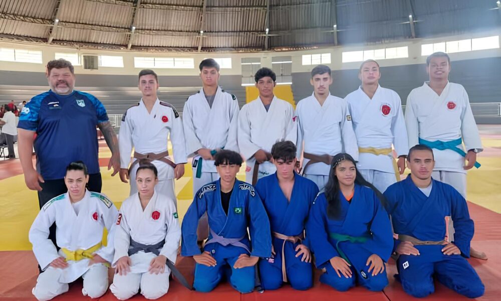 Judocas da Jita Kyoei O Dia em que Vargem Grande Conquistou o Esporte e Inspirou a Juventude