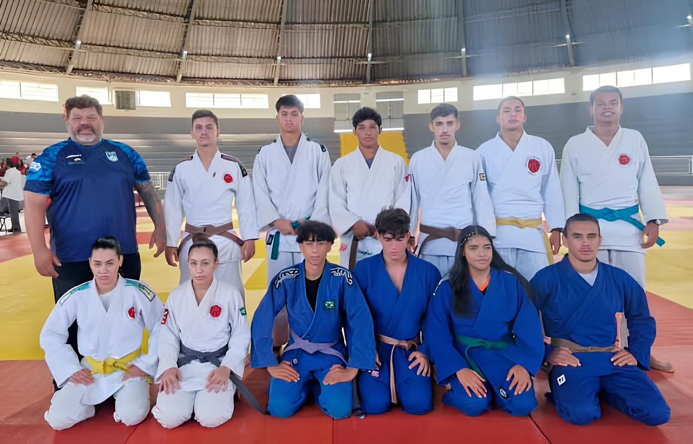 Judocas da Jita Kyoei: O Dia em que Vargem Grande Conquistou o Esporte e Inspirou a Juventude 12 Judocas da Jita Kyoei O Dia em que Vargem Grande Conquistou o Esporte e Inspirou a Juventude
