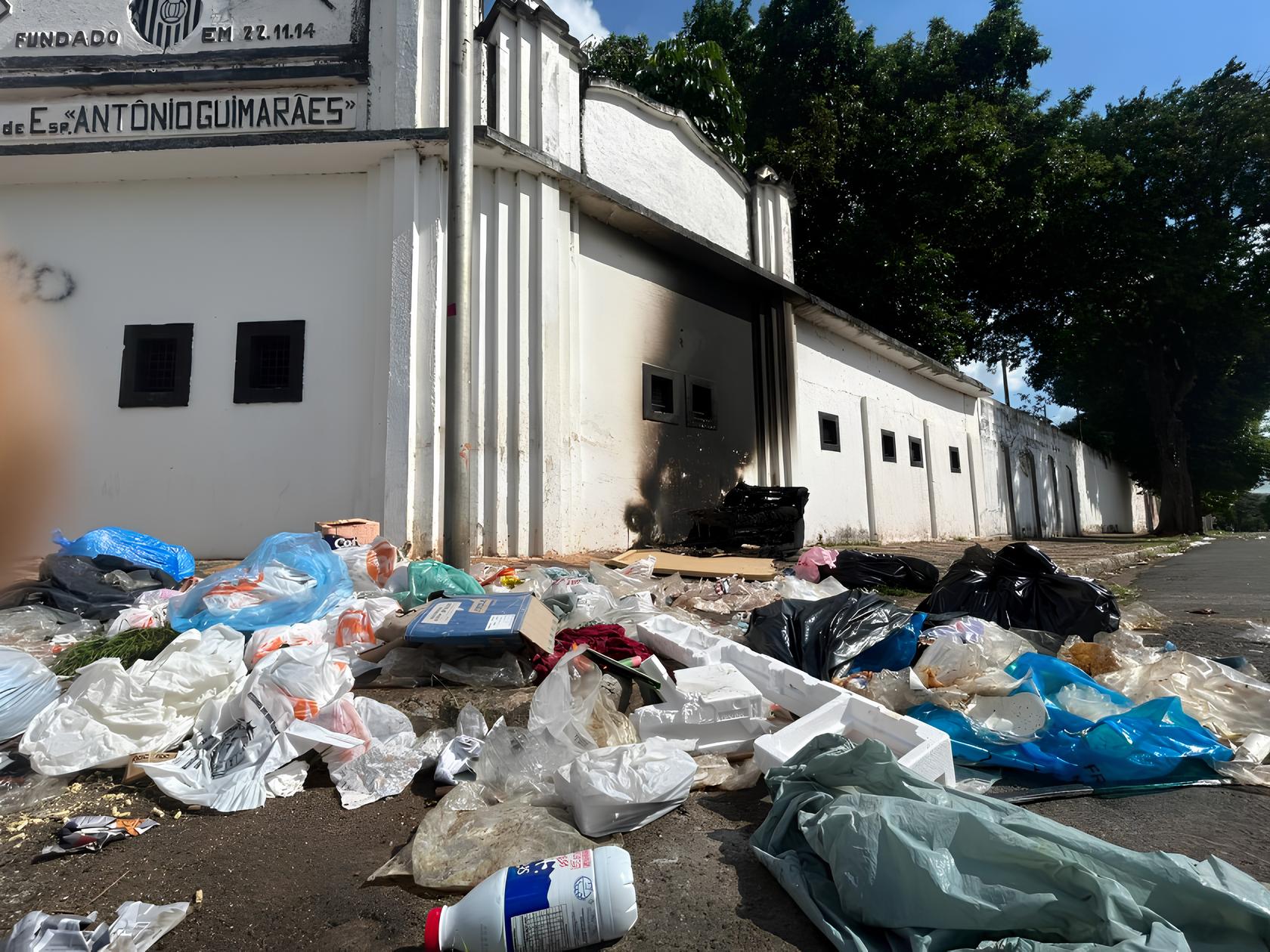Quando o Fogo Consumiu o Simbolismo de Um Estádio: O Caso do Vandalismo em Santa Bárbara d'Oeste 13 Quando o Fogo Consumiu o Simbolismo de Um Est dio O Caso do Vandalismo em Santa B rbara d Oeste