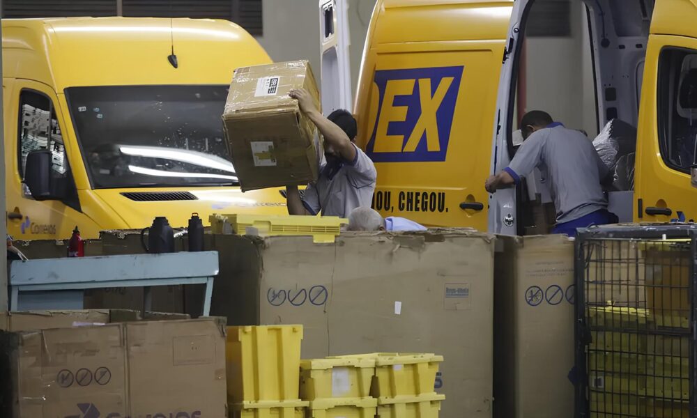 Quando o Home Office Enfrenta o Peso do Selinho Postal Justi a Decide Quem Manda nos Correios