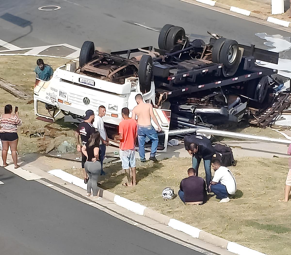 Quando o Inesperado Toma Conta da Cidade: O Dia em que um Guincho Tombou e Paralisou Hortolândia 12 Quando o Inesperado Toma Conta da Cidade O Dia em que um Guincho Tombou e Paralisou Hortol ndia