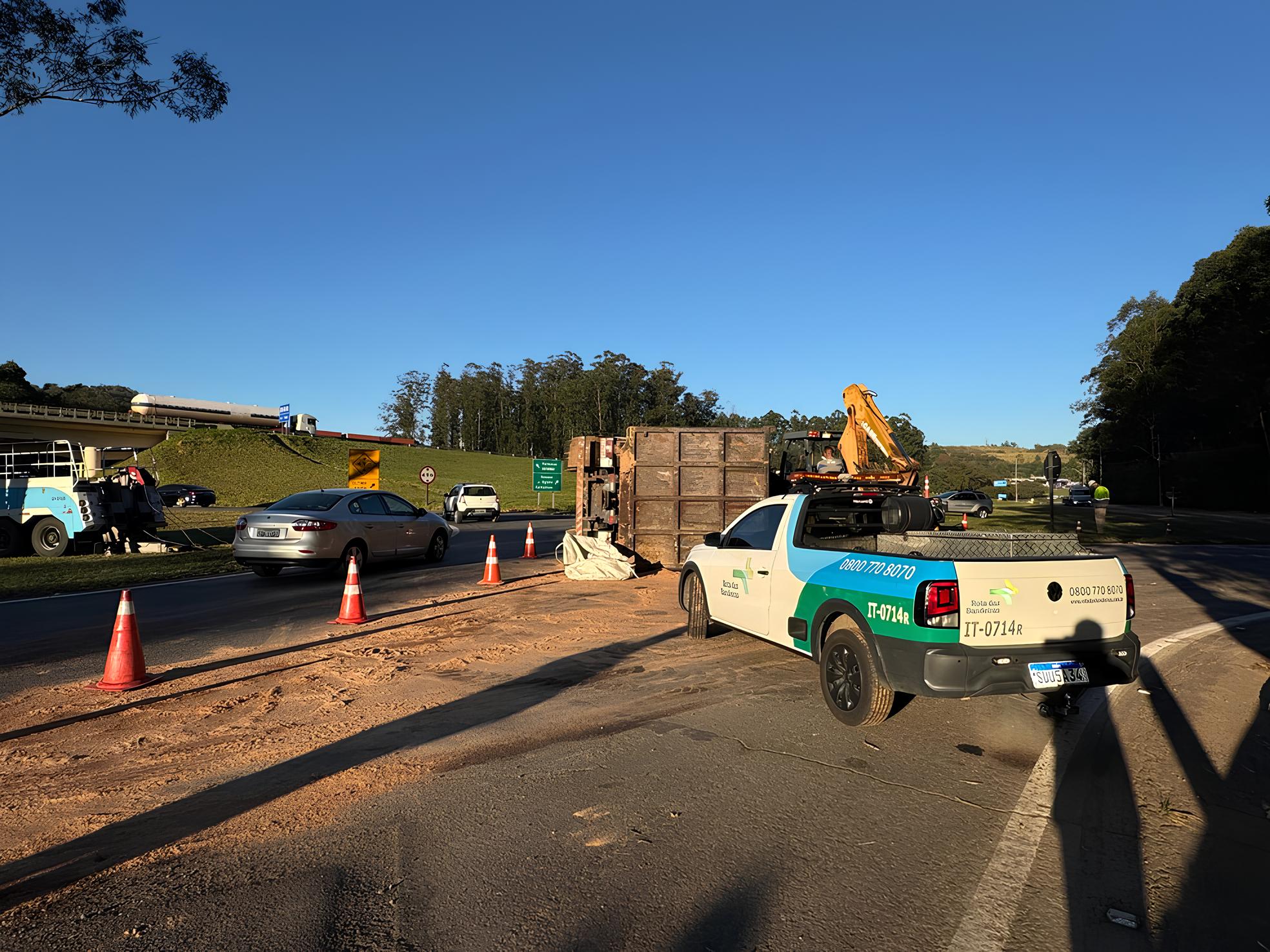 Caminh o Carregado de Sucata Tomba em Valinhos O Que Faz um Rio uma Rodovia e um Acidente Chamarem a Aten o de Todo o Brasil