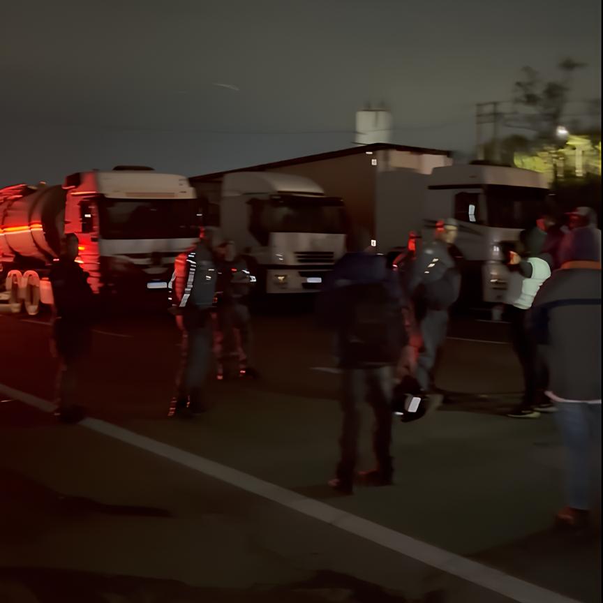 Tragédia Silenciosa: Manifestantes Bloqueiam Rodovia Zeferino Vaz em Protesto por Justiça Após Morte de Trabalhador na Replan 12 Trag dia Silenciosa Manifestantes Bloqueiam Rodovia Zeferino Vaz em Protesto por Justi a Ap s Morte de Trabalhador na Replan