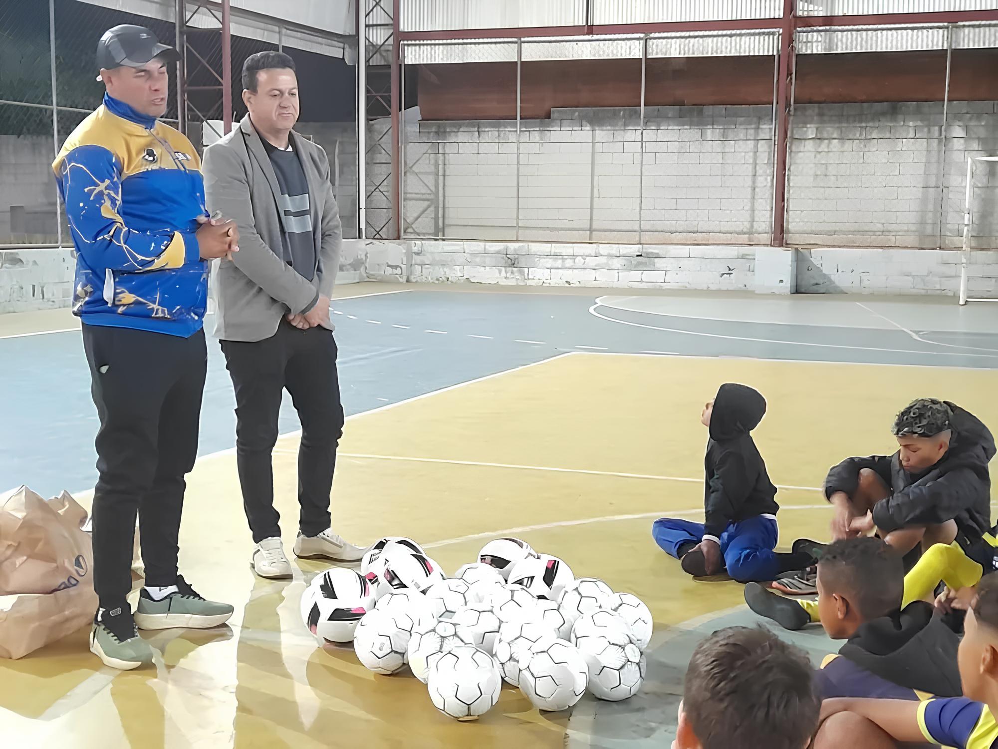 Como uma Simples Bola de Futebol Pode Mudar o Futuro de 350 Crian as em Hortol ndia