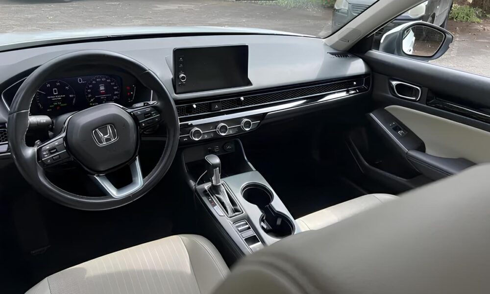 Honda Civic H brido Usado vs Corolla H brido 0km O Embate dos Sed s do Futuro