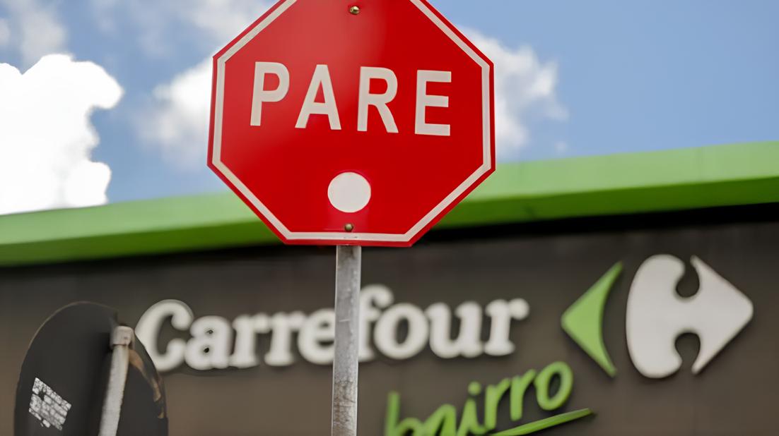 O Colapso Silencioso: A Decisão do Carrefour e o Futuro do Varejo Brasileiro 8 O Colapso Silencioso A Decis o do Carrefour e o Futuro do Varejo Brasileiro